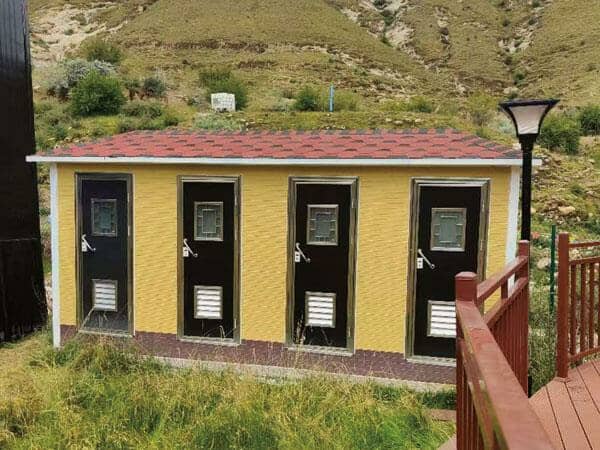 公園四蹲位環(huán)保移動(dòng)廁所圖